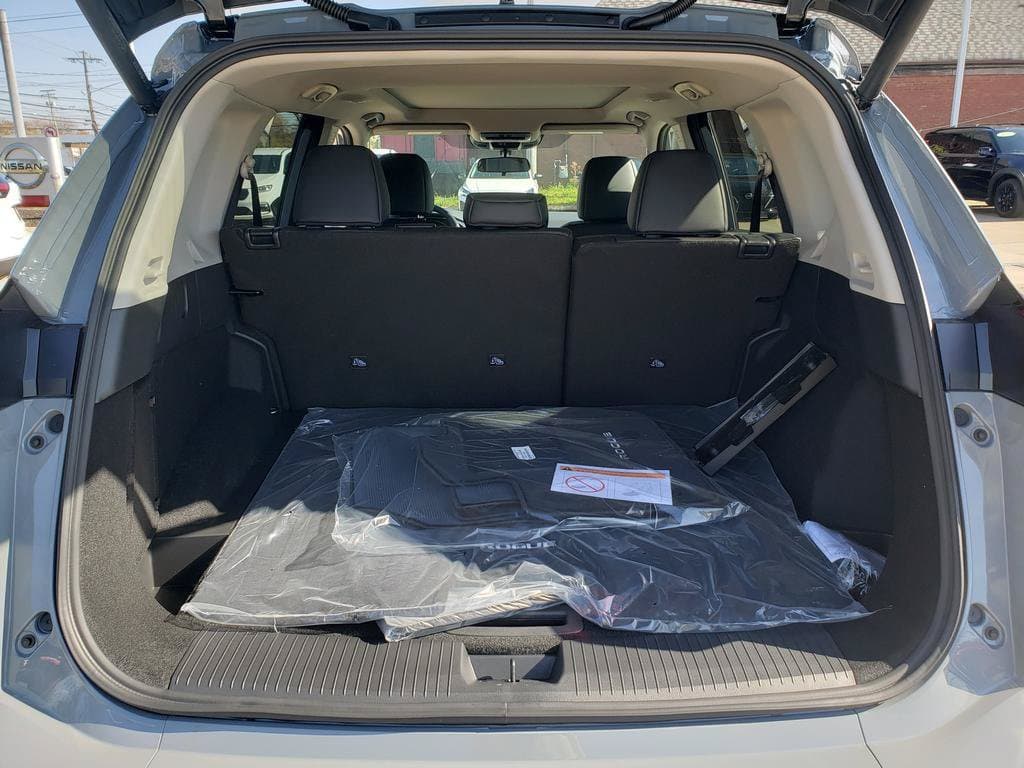 2027 Nissan Rogue Dark Armor - Image 5