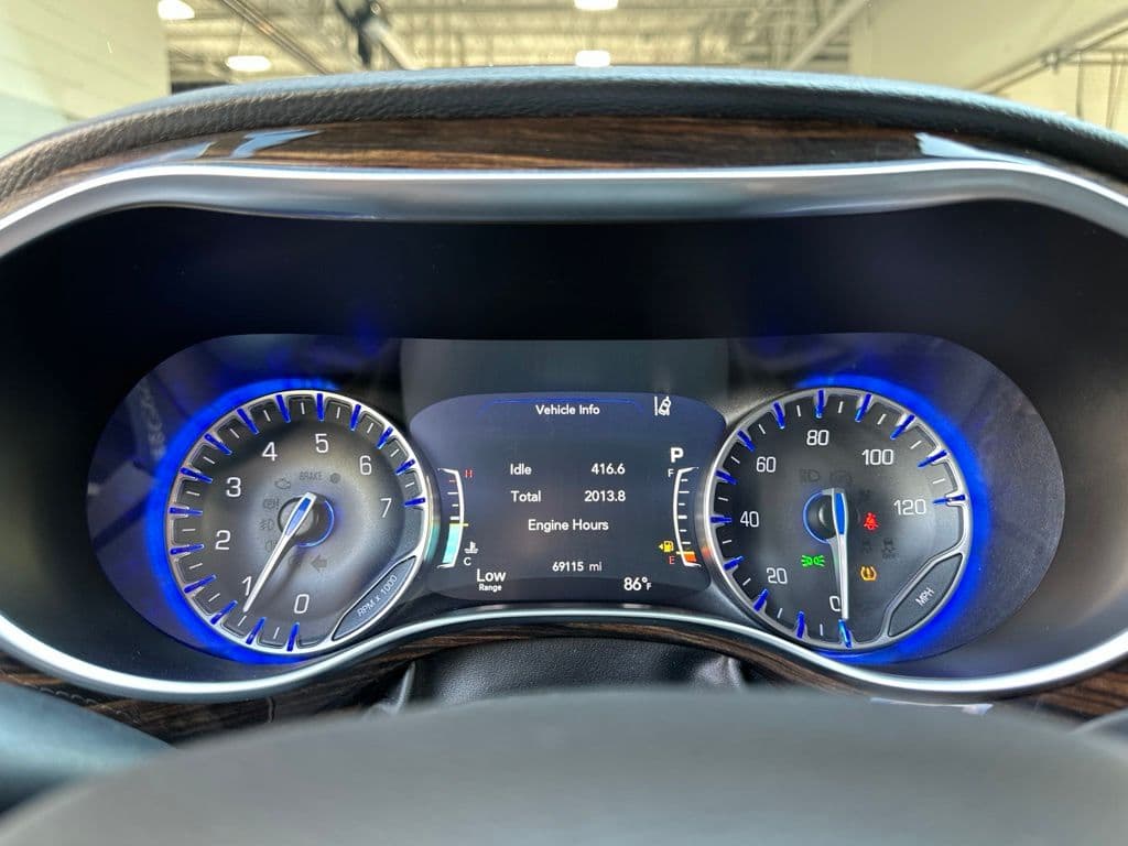 2023 Chrysler Pacifica Limited - Image 2