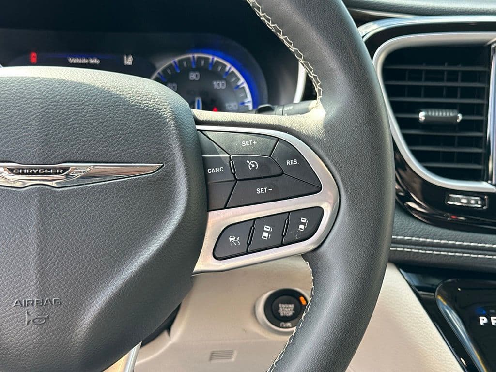 2023 Chrysler Pacifica Limited - Image 4