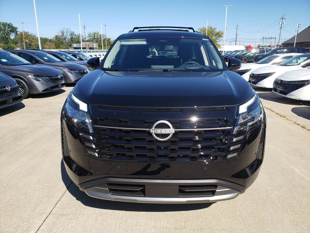 2026 Nissan Pathfinder Platinum - Image 2