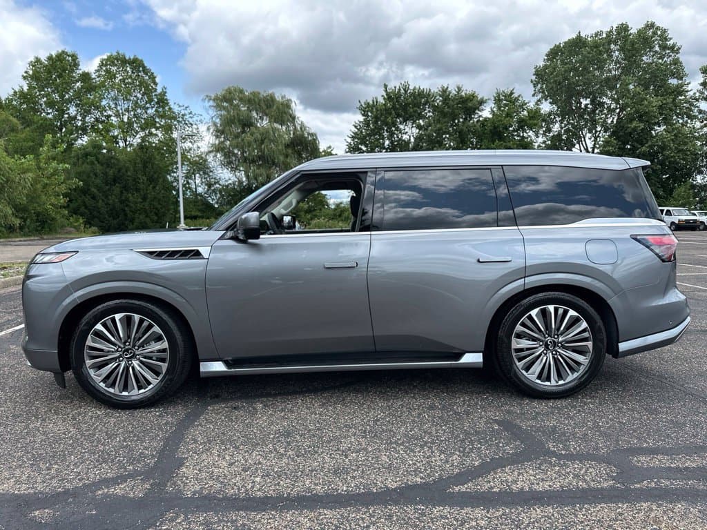 2027 INFINITI QX80 LUXE - Image 2